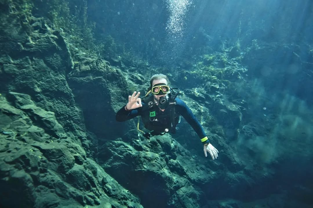 Mergulhar é como visitar um mundo completamente novo, sendo que lá você pode VOAR! Lagoa Mister.webp